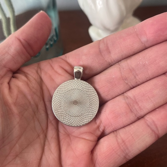 Blue and white handmade necklace pendant (out of old China plates!) - Picture 5 of 5